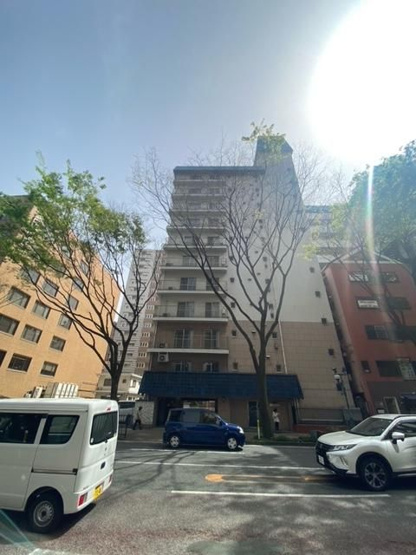 【外観】 | 秀和警固レジデンス | 地下鉄赤坂駅まで徒歩9分、天神・博多方面へのバス路線も便利です。舞鶴公園も近いので、気軽にリラックスタイムも持てそうです