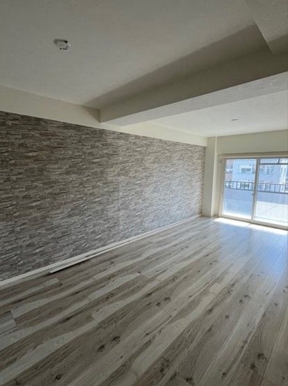 【居間・リビング】 | 秀和警固レジデンス | リビングの壁は一部デザインクロスを使用して大人っぽい空間に♪ 奥行きのある約14.8帖のリビングはソファやTVを置いてもゆとりがあります