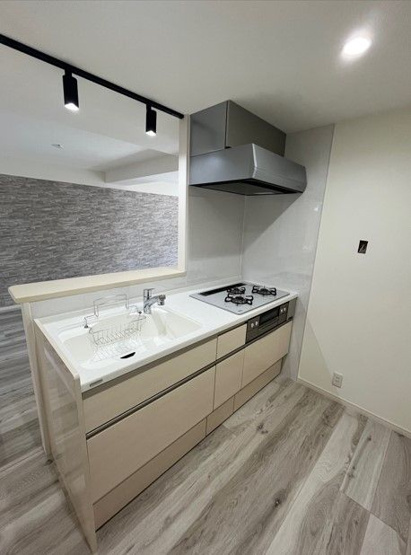 【キッチン】 | 秀和警固レジデンス | リビングを見渡せる開放感あるキッチンで、会話を楽しみながら料理ができます