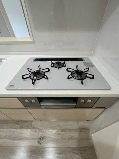 【キッチン】 | 秀和警固レジデンス | お料理好きには必須の3口コンロ。グリル付でお料理の幅がひろがります