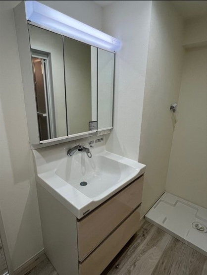 【独立洗面台】 | 秀和警固レジデンス | 収納力と機能性に優れた三面鏡洗面化粧台です。鏡の裏は収納スペースになっていますので、すっきり清潔に保てます