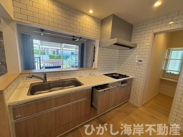 茅ヶ崎市浜須賀　中古戸建のキッチン|ビルトイン食洗機付き！木目×タイルの清潔キッチン