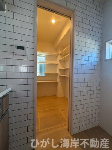 茅ヶ崎市浜須賀　中古戸建のキッチン|1.5帖のパントリーで生活感をすっきり隠せます