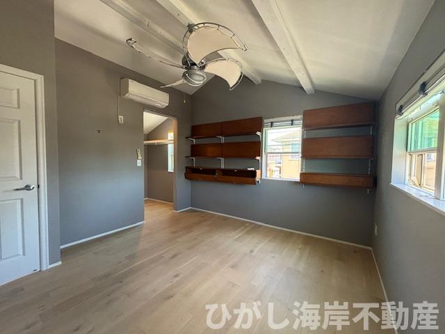 茅ヶ崎市浜須賀　中古戸建の洋室|7.7帖の落ち着いた寝室。棚付きで収納性も◎