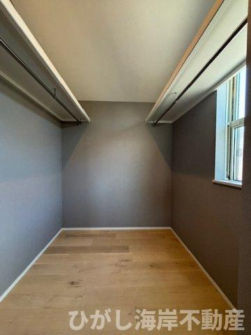 茅ヶ崎市浜須賀　中古戸建の収納|主寝室直結のWIC！光も入る心地よい収納空間