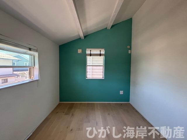 茅ヶ崎市浜須賀　中古戸建の洋室|個室もカリフォルニア。色使いが気分を上げる勾配天井が心地よい、2階の特別室は5.2帖。