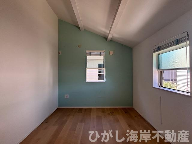 茅ヶ崎市浜須賀　中古戸建の寝室|グリーンのアクセント×白梁が映える湘南デザインの5.2帖