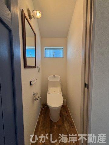 茅ヶ崎市浜須賀　中古戸建のトイレ|木の温もりとマリンランプが映える上質トイレ