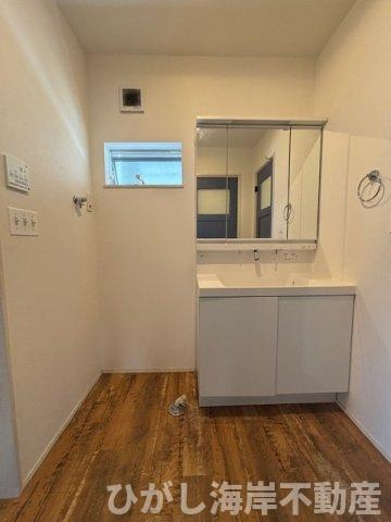 茅ヶ崎市浜須賀　中古戸建の独立洗面台|三面鏡付き洗面台。木目床が映える清潔空間