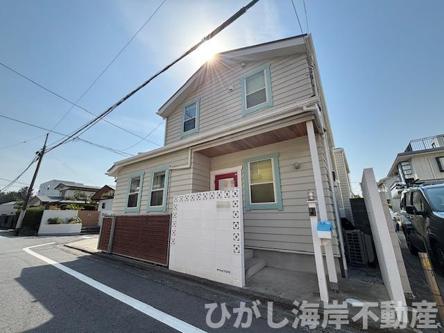 茅ヶ崎市浜須賀　中古戸建の前面道路含む現地写真|カルフォルニア工務店監修の海風が似合う外観デザインです。