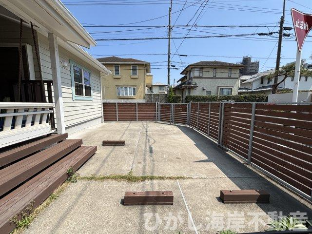 茅ヶ崎市浜須賀　中古戸建の駐車場|2台分のゆとりある駐車場はゲートを閉めればドッグランに