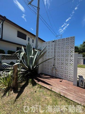 茅ヶ崎市浜須賀　中古戸建の庭|ブロック塀が映える外シャワー。南国気分の庭先