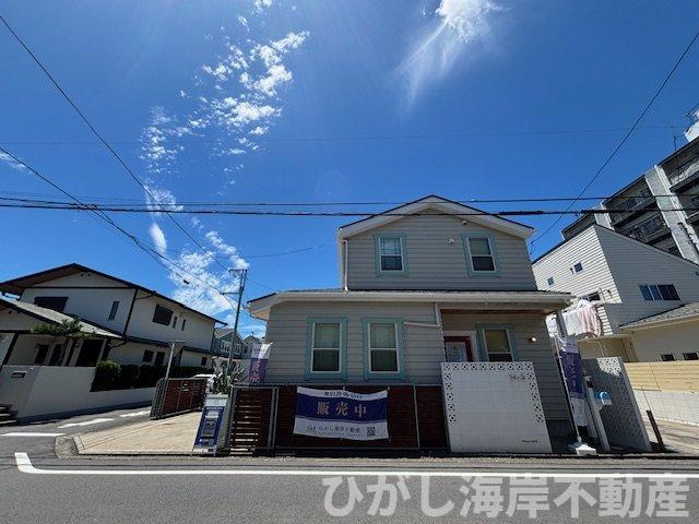 茅ヶ崎市浜須賀　中古戸建の前面道路含む現地写真|青い空とマッチするラップサイディング。海まで徒歩5分のロケーション。海風を感じる暮らしを日常に。