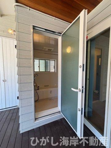 茅ヶ崎市浜須賀　中古戸建の設備|カバードポーチ直結の浴室ドア。海あがりもそのままバスルームへ