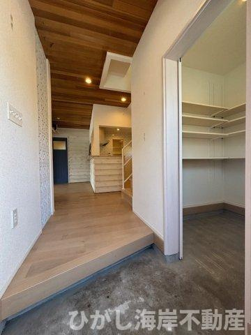 茅ヶ崎市浜須賀　中古戸建の玄関|玄関からの眺めも美しい。土間収納付きの設計美