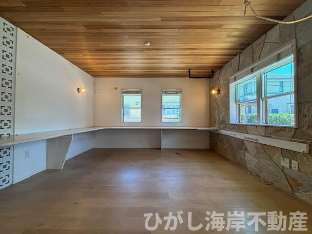 茅ヶ崎市浜須賀　中古戸建の居間・リビング|自然素材と遊び心が調和する空間は20帖