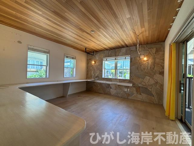 茅ヶ崎市浜須賀　中古戸建の居間・リビング|造作カウンター×石貼り壁。20帖の特別なLDK