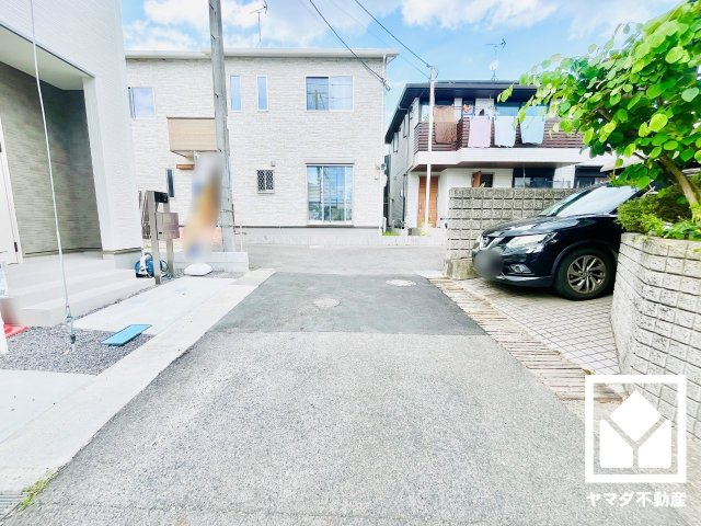 大津市錦織２丁目　1号棟の前面道路含む現地写真