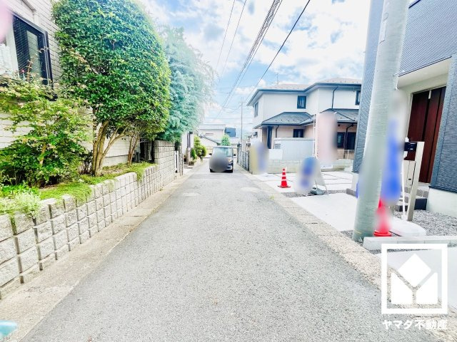 大津市錦織２丁目　1号棟の前面道路含む現地写真