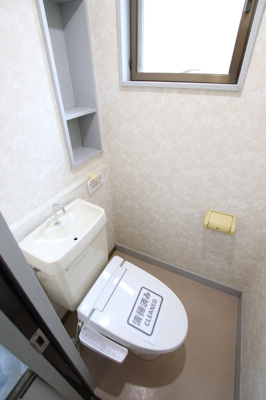 温水洗浄付きトイレです♪