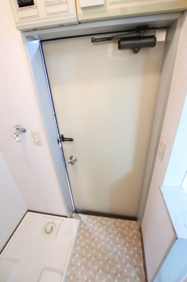 キッチン側の玄関です♪