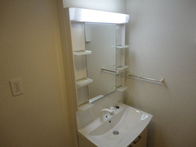 スカイヒルズ光　朝日の洗面所|洗髪洗面化粧台