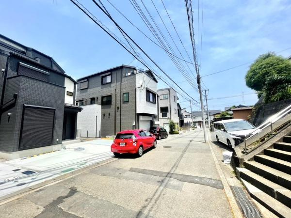 横浜市神奈川区片倉５丁目の新築一戸建の前面道路含む現地写真|広々とした前面道路！
駐車も楽に行えます。