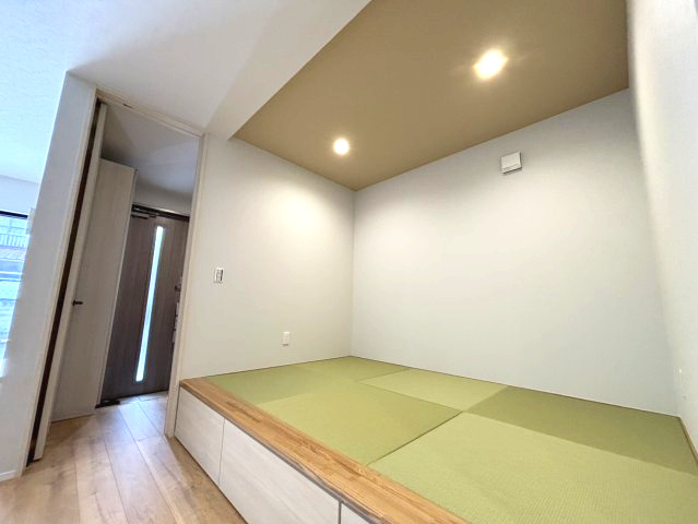 石風呂町の新築のおうち2号棟　松山市石風呂町新築戸建の和室|明るい和室です