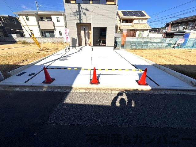 石風呂町の新築のおうち2号棟　松山市石風呂町新築戸建の駐車場|カースペースがあります