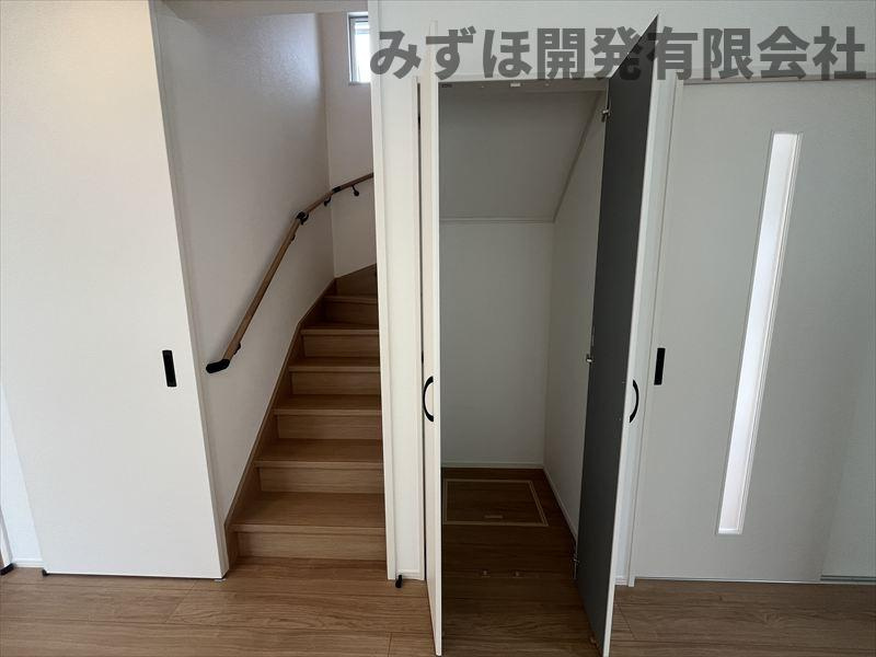 山形市富の中2丁目3-26-5の収納|階段横にも収納があります。