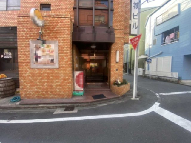 八城ビルのエントランス