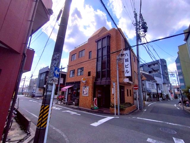 八城ビルの外観