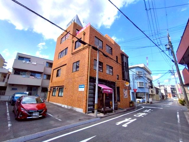 八城ビルの外観