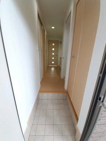 メゾン・プリムローズの玄関|明るい玄関です