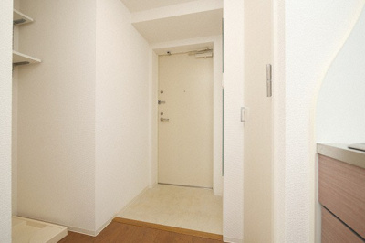 【玄関】 | SERENiTE福島scelto | 明るい玄関です