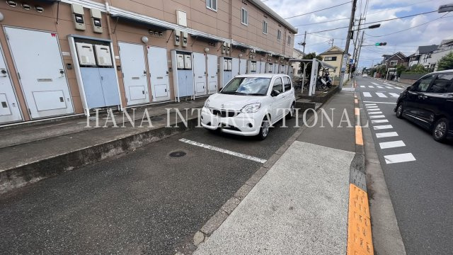 レオパレスサンジの駐車場