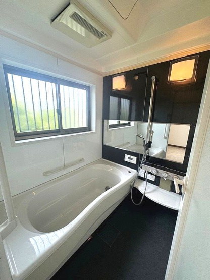 【浴室】 | 久留米市山本町豊田戸建 | 浴室には窓があり換気もバッチリ