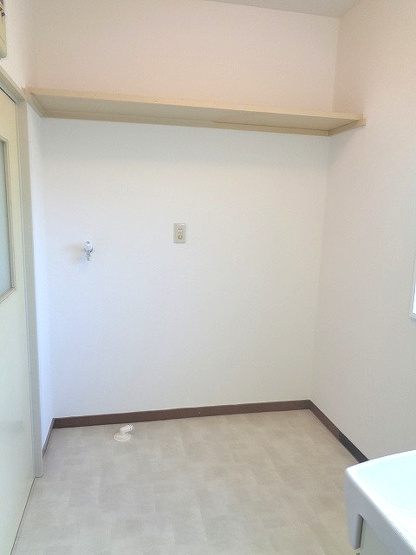 【ランドリースペース】 | 久留米市山本町豊田戸建 | 洗濯機を置いてもスペースにゆとりがありますね。