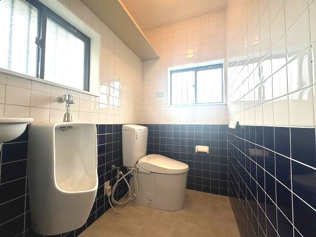 【トイレ】 | 久留米市山本町豊田戸建 | 男性用便器もございます。広いです。
