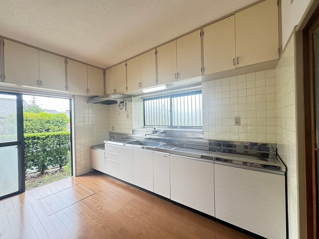 【キッチン】 | 久留米市山本町豊田戸建 | 普段使いしないキッチン用品などは上の棚に収納してスッキリ。