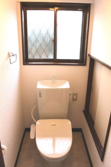 【トイレ】 | 早良区内野7丁目戸建 | トイレに窓があるため、外の明るい日差しを取り込めます