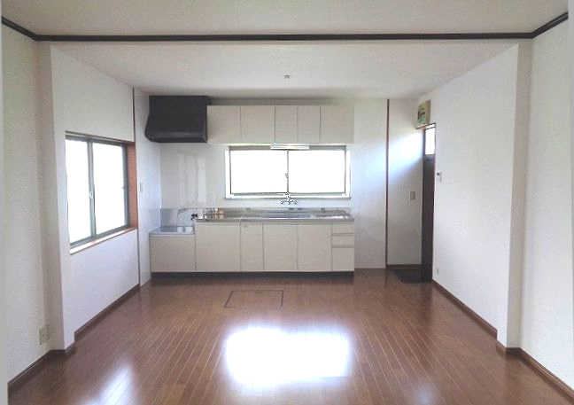 【居間・リビング】 | 飯塚市潤野戸建 | キッチンに窓が２つ+勝手口があると換気力高いです。床下収納付。