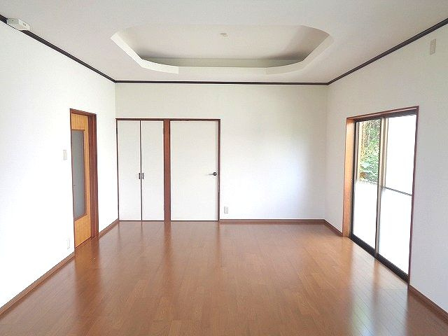 【居間・リビング】 | 飯塚市潤野戸建 | 収納付リビング。