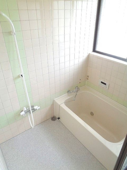 【浴室】 | 飯塚市潤野戸建 | 大きな窓で採光・換気もばっちりです。