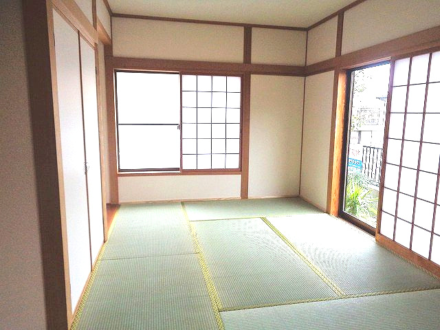【和室】 | 春日市弥生4丁目戸建 | 大きな窓のある明るい和室。