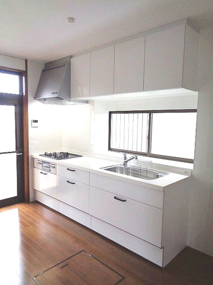 【キッチン】 | 春日市弥生4丁目戸建 | シンプルなホワイト系のキッチン。窓があるのも嬉しい。