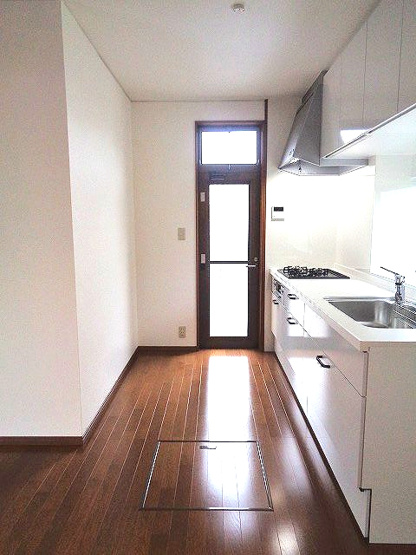 【キッチン】 | 春日市弥生4丁目戸建 | 勝手口に床下収納あります！