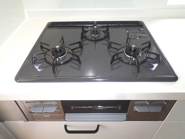 【キッチン】 | 春日市弥生4丁目戸建 | 3口コンロ