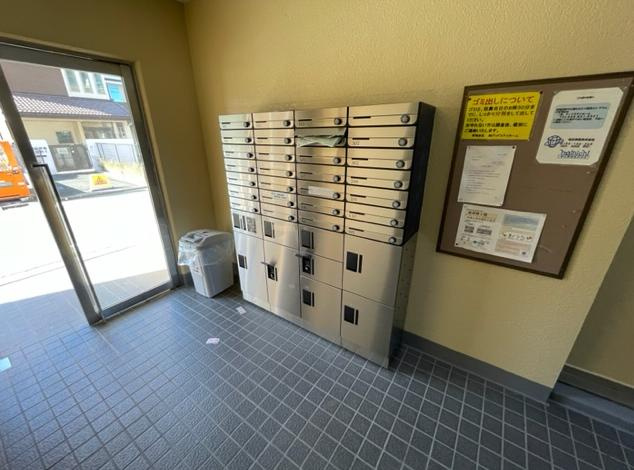 リファインドマンションＫのエントランス|宅配ボックス付き