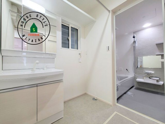 パティオニュータウン月見ヶ丘（11号棟）の脱衣所|ゆとりの洗面スペースで朝の身支度もスムーズに。暮らしを快適に変えるシャワー付洗面台です！